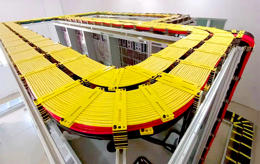 圖為組合柜至聯鎖接口柜的布線規范整齊。