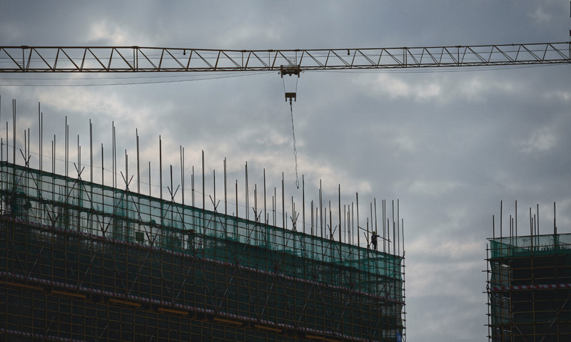 圖為2月8日，施工人員在汕尾理工學院一期項目工地搬運鋼筋。（新華社記者 毛思倩 攝）