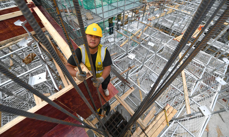 圖為2月8日，施工人員在汕尾理工學院一期項目工地施工。（新華社記者 毛思倩 攝）