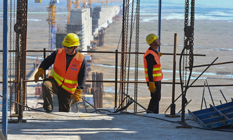 春節期間，新建福廈鐵路湄洲灣跨海大橋施工現場一派繁忙，來自中鐵十一局的500多位建設者堅守施工一線，在距海面70多米的高空中進行各項作業。圖為2月15日，施工人員在新建福廈鐵路湄洲灣跨海大橋斜拉橋主墩施工。（新華社記者 宋為偉 攝）