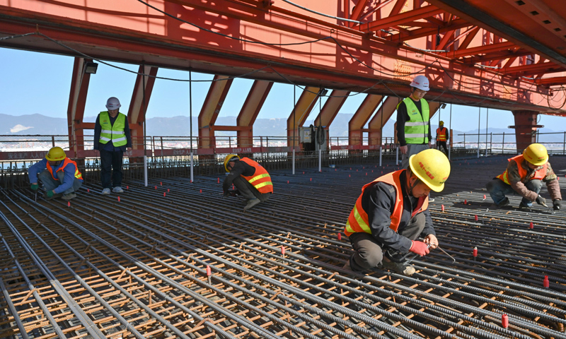 圖為2月15日，施工人員在新建福廈鐵路湄洲灣跨海大橋40.6米移動模架現澆梁上綁扎鋼筋。（新華社記者 宋為偉 攝）