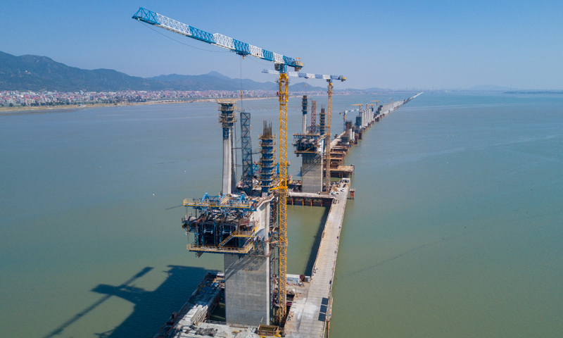 圖為2月15日，施工建設中的新建福廈鐵路湄洲灣跨海大橋斜拉橋兩主墩。（新華社記者 宋為偉 攝）