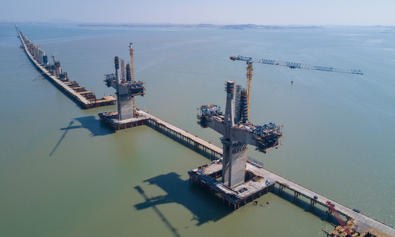 圖為2月15日，施工建設中的新建福廈鐵路湄洲灣跨海大橋斜拉橋兩主墩。（新華社記者 宋為偉 攝）