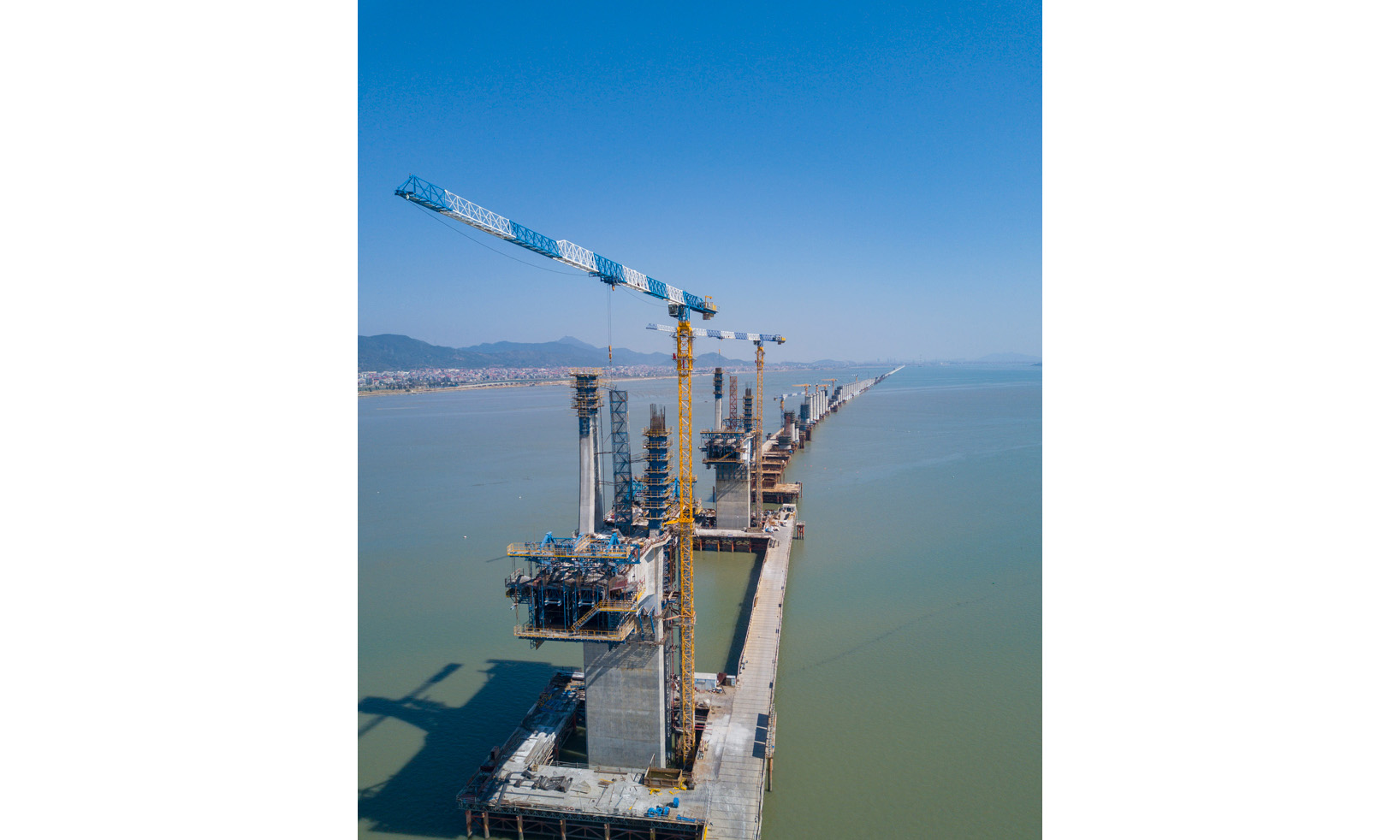 圖為2月15日，施工建設中的新建福廈鐵路湄洲灣跨海大橋斜拉橋兩主墩。（新華社記者 宋為偉 攝）