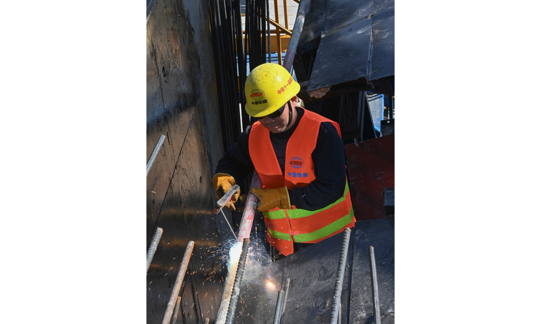 圖為2月15日，施工人員在新建福廈鐵路湄洲灣跨海大橋斜拉橋主墩施工。（新華社記者 宋為偉 攝）