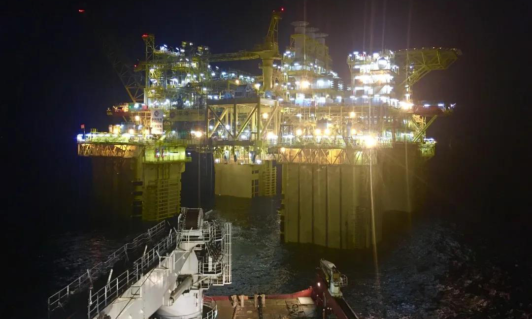 “深海一號”設計為30年不回塢，系泊纜主體采用重量僅為鋼纜1/43、抗疲勞性更強的高性能聚酯纜，作業過程中必須嚴格避免損傷。