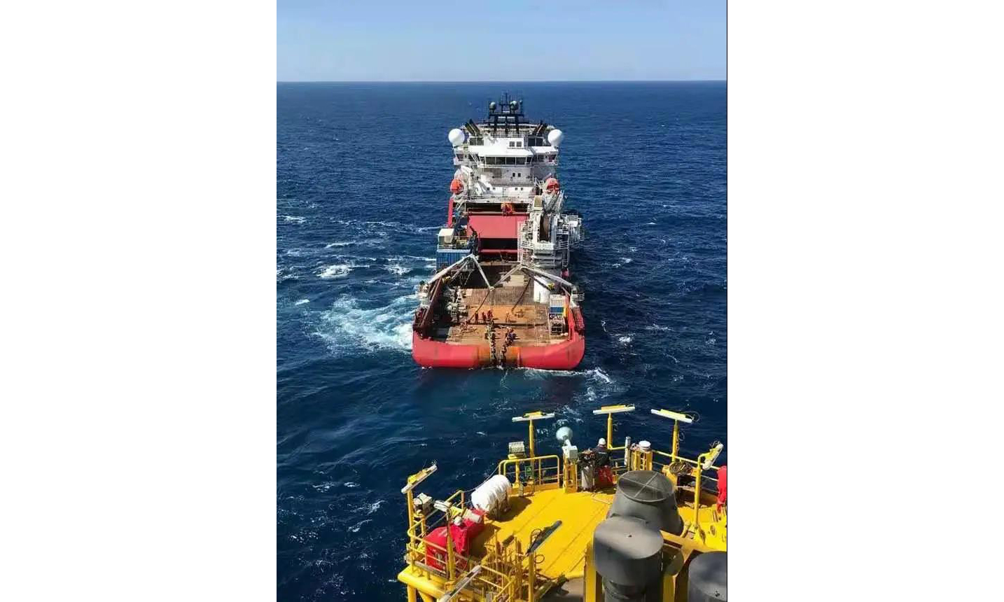 作業時對回接作業船、限位船隊以及“深海一號”的操控要求極高。為此，項目組提前研判風險，精心制訂方案，作業前向各方進行了詳細的技術交底，確保所有作業人員胸有成竹。