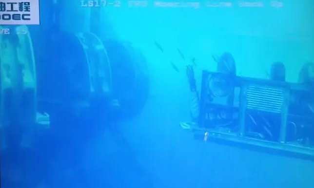 墨藍色海面上，8級大風掀起排山倒海的浪濤，將110米長的錨系作業船“海洋石油291”，搖曳得如同激流中的落葉。面對惡劣的海況，無論是操控水下機器人作業，還是甲板連接鏈環，各環節井然有序，各工種配合默契。為加快系泊回接進度，除了“海洋石油291”船，項目組還動員了“海洋石油681”船參與作業。兩船同時施工，作業進程大大加快。