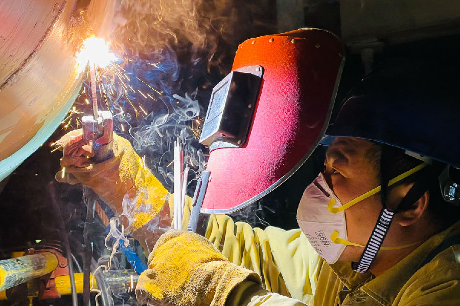 圖為春節期間，國家能源集團國華電力滄東電廠鍋爐專業徐明寶在進行補焊消缺作業。這是徐明寶第六次春節過年在生產現場值守。（周桂山 攝）