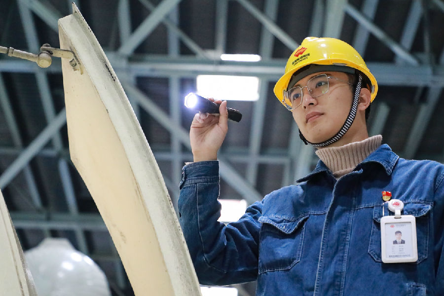 圖為國家能源集團江蘇常州電廠運行部值班員陳世龍除夕夜輪值中班。這一天正好是陳世龍30歲生日，雖然不能和家人一起慶祝，但他卻因堅守能源保供第一線而感到自豪。（費倫 攝）