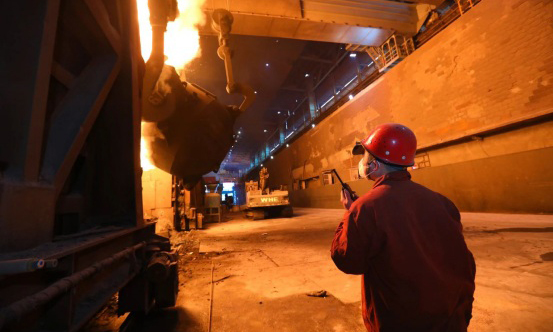 剛剛結束了春節假期，湖南國資國企的生產線仍是休假不停產、開工卯牛勁。無數國企人以“孺子牛”、“拓荒牛”和“老黃牛”的“三牛”精神，激發國企發展新動能。圖為近日，在湖南華菱漣源鋼鐵有限公司一煉軋廠爐臺上，爐前職工正在指揮給轉爐加鐵水。據了解，春節假期，華菱漣鋼生產緊張有序，鐵、鋼、材、焦、礦全線產品均超額完成目標計劃任務。