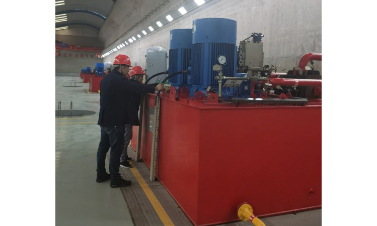 圖為2月18日，湖南發展集團株洲航電分公司維修部工作人員進行設備安全巡查。