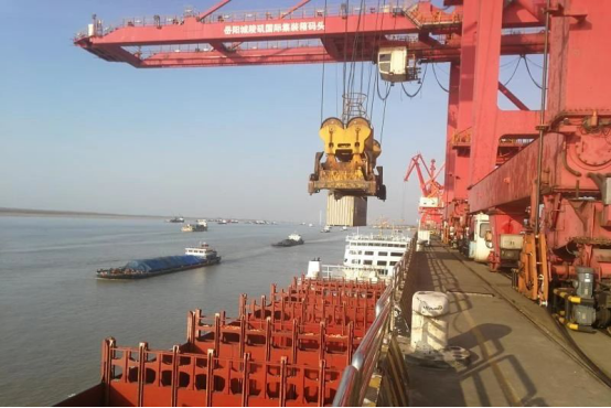 圖為2月18日，在城陵磯新港碼頭，潤發66號船舶滿載著200多個糧食集裝箱停靠在作業區域，兩臺岸橋門吊同時作業提高船舶裝卸效率。今年，湘水集團所屬岳陽城陵磯新港公司依托水鐵聯運項目的實施，加大開發西南市場，提升貨種箱源，優化碼頭的通關效率，牛年春節期間，城陵磯新港累計裝卸作業超過7000標箱，同比增長49%，實現了良好的開局。