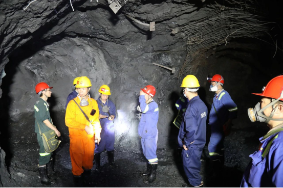 圖為2月16日，大年初五，湖南黃金集團寶山礦業節后正式上班，集團員工對井下掘進巷道、采掘垱頭實行安全隱患排查，對重點生產設備和區域安全管理進行檢查。