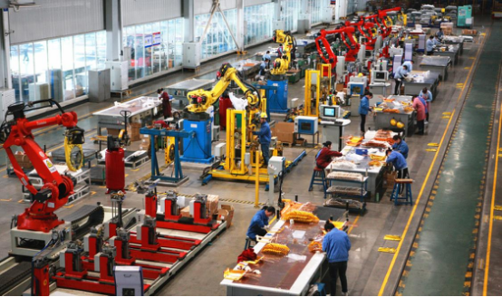 圖為近日，湘電股份電機事業部工業用電機線圈智能制造基地呈現出一派熱火朝天、緊張有序的景象。工作人員趕早提前爭主動，從大年初三開始，全力以赴生產地鐵牽引電機、風力發電機、高效節能電機等多種類型電機產品的核心零部件線圈，為一季度交付的各個重點項目訂單做好充足的準備。