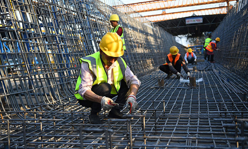 圖為2月20日，中鐵四局的建筑工人在安九高鐵江西段一梁場施工現場綁扎鋼筋。（新華社記者 萬象 攝）