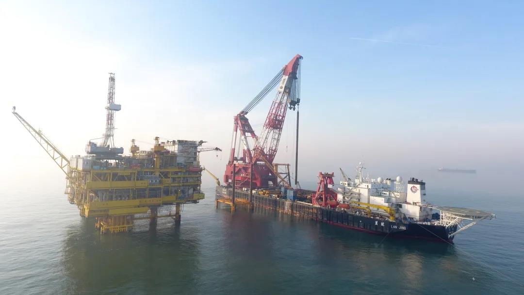 2月21日晚22時，隨著8根鋼樁全部打入設計深度，約10層樓總高27.6米、890噸重的“大家伙”秦皇島32-6EPP導管架穩穩地“坐”入海底。作為中國海油所屬渤海油田岸電項目（一期）第一座導管架，它的成功入海標志著岸電項目向按期投產目標邁出了堅實一步。