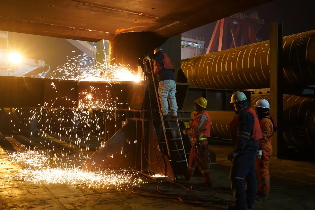 岸電入海是將陸地電網的電力，通過海底電纜輸送至海上平臺，為海上平臺供電。該岸電項目是我國海上首次大規模油田電能替代項目，也是建設智慧油田的先行項目。