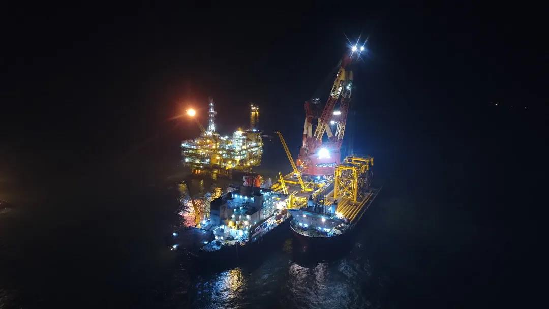 “下放完畢，導管架已經順利入水！”聽到電話里傳來的消息，在青島建造現場駐守了110余天的建造部經理王彬和同事們的臉上終于露出久違的笑容。