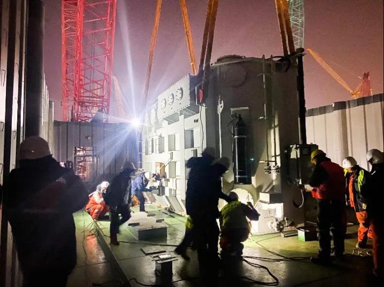 整個項目從2020年9月正式批復組織機構及編制，到2021年6月29日計劃投產，不足10個月。但不同于傳統工程項目，岸電入海屬于油田全周期管理項目，手續繁多，無以往經驗可借鑒。起初，項目組成員不足6人，2019年8月30日，天津分公司成立岸電專項工作項目組，從分公司各單位抽調20余名員工，他們頻繁奔波在樂亭、曹妃甸、青島等建造場地，2020年700余人次出差奔赴13省市，行程8萬余公里。