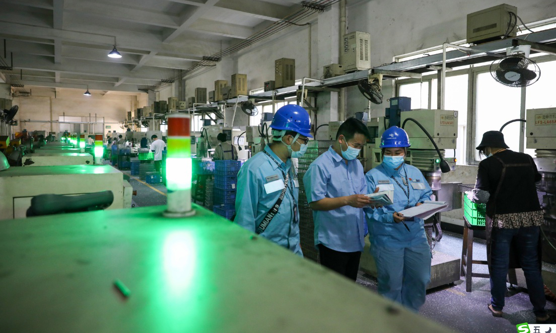 圖為春節期間，南方電網廣東中山供電局服務人員上門到中山利特隆瓦斯公司聽取客戶意見，保障企業生產。春節期間，該公司生產訂單飽和，產品不斷銷往東南亞、墨西哥等國家。