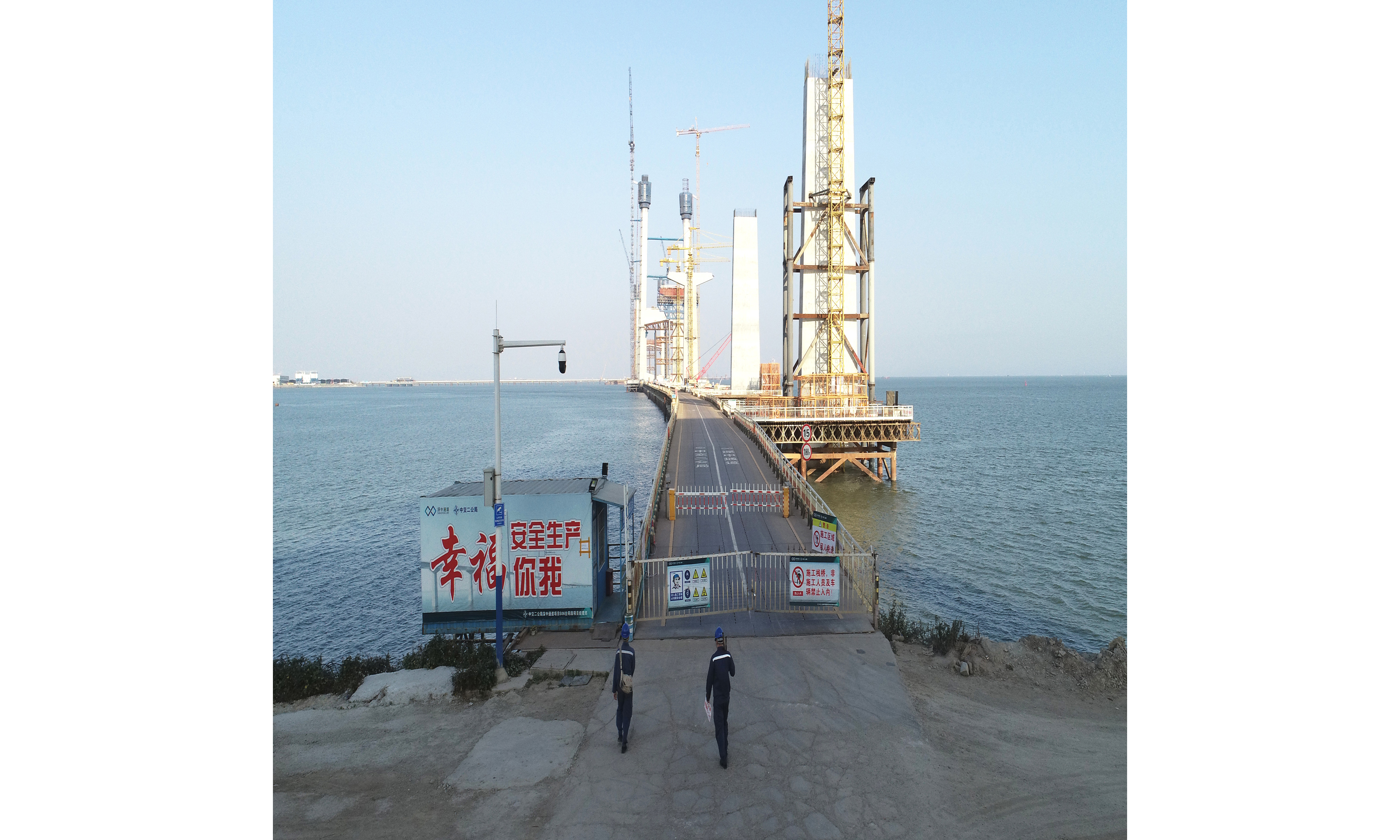 春節期間，深中通道施工建設不間斷。南方電網廣東中山供電局全程跟進項目用電服務需求，做好上門服務。連接廣東中山和深圳的深中通道是國家重點項目，融島、橋、隧于一體，計劃2024年建成投運。