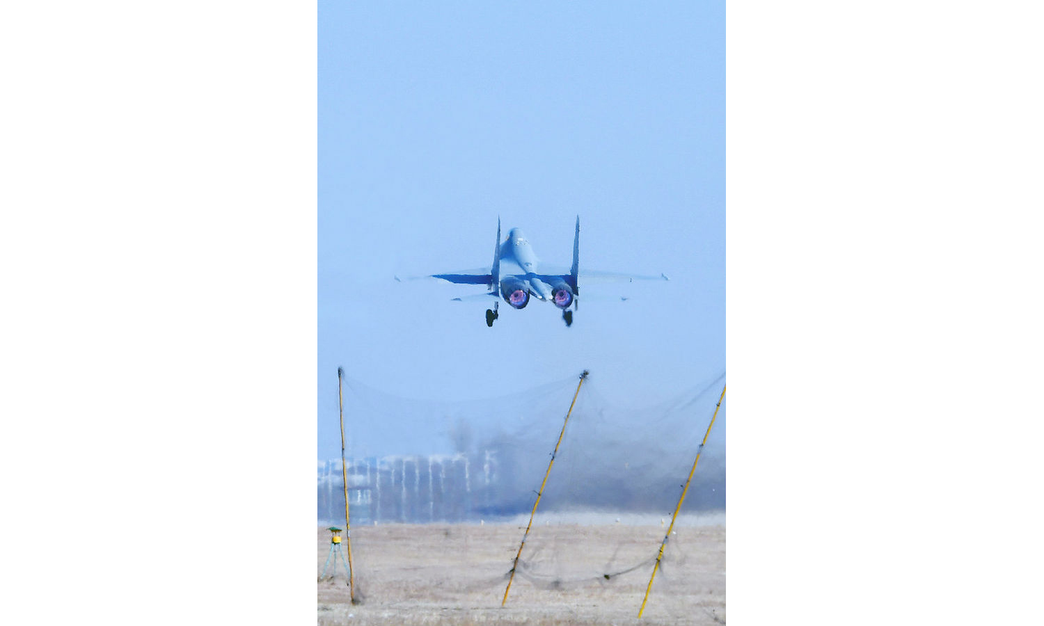 2月25日，航空工業沈飛迎來了牛年首個飛行日，發動機陣陣的轟鳴聲在試飛站跑道上空響起，戰機一飛沖天，順利實現既定科目的試飛生產任務，標志著沈飛圓滿完成“新春第一飛”。年初開始，該公司全體干部員工全力加速推進型號研制生產進程，奮力投身年度科研生產經營任務中去，完成了多項緊急任務和重點項目，確保該試飛任務按節點目標順利實現，為一季度科研生產任務目標完成奠定了堅實基礎。（閆琳 陳陽 攝）