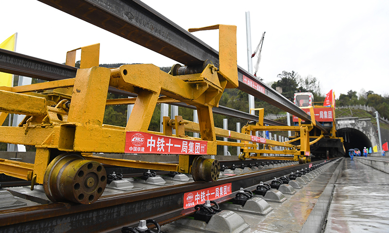 圖為3月1日，在鄭萬高鐵重慶段施工現場，鋪軌機進行鋪軌前的準備工作。(新華社記者 唐奕 攝)