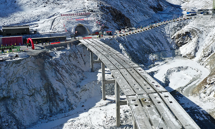 3月2日，經過建設工人一千多個日夜的奮戰，由中鐵四局承建的國道213線甘肅張掖肅南至青海海北祁連公路重點控制性工程東山隧道順利貫通，標志著這一連接甘肅、青海兩省的“咽喉”要道全線貫通。圖為已經貫通的國道213線東山隧道進口。（新華社記者 陳斌 攝）