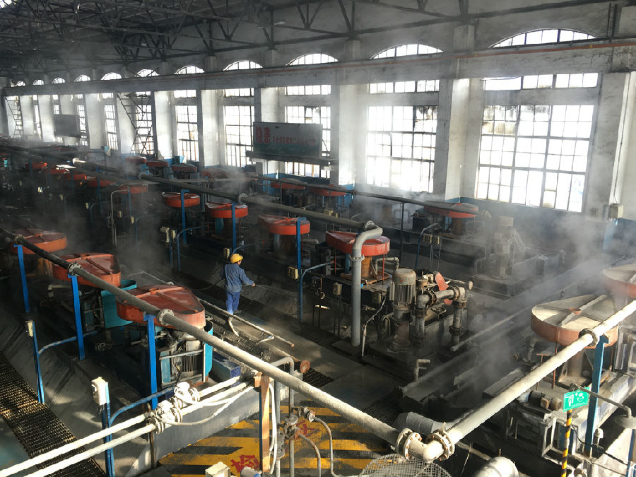 圖為中海化學浮選工人在礦漿槽中添加藥劑，全力把控礦漿質量，為化肥生產提供合格的原料。