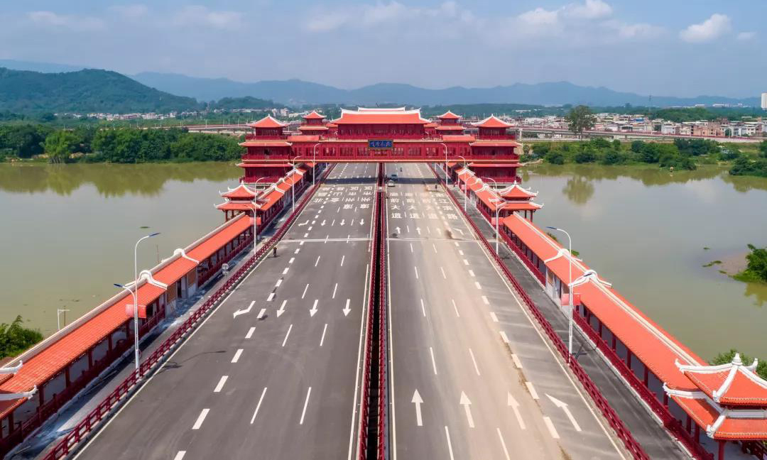 大橋采用“廊橋薌韻”設計方案，在主墩位置設置兩座橫跨主橋的觀江閣，橋梁兩側人行道設置長廊和古亭，橫向設置兩座人行天橋，并融入紅磚瓦、燕尾屋等閩南建筑元素。大橋的通車，有效緩解了當地交通通行壓力，極大便利當地居民出行，拓寬城市發展空間，加快區域經濟社會發展。