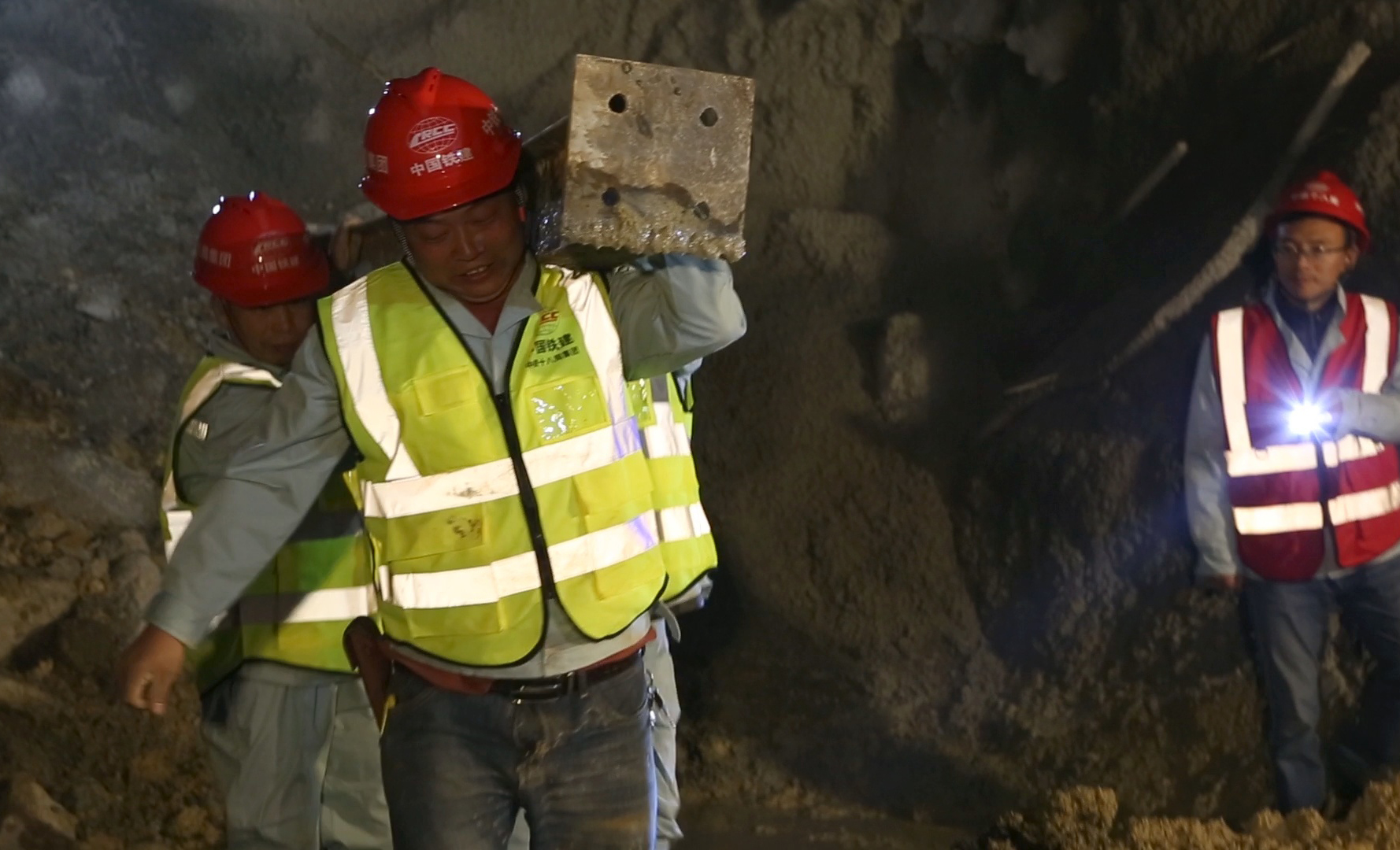 該項目自2016年3月開工以來，先后克服了服務洞下穿長岸路超淺埋軟弱圍巖段、C匝道下穿悅華酒店、160米世界最大斷面雙連拱隧道、海底風化槽、復雜環境下下穿城市主干道超大斷面小凈距隧道開挖等一系列技術難題。尤其是最后210米下穿興湖路段，地質條件復雜、周邊環境敏感、沿線建筑物密集老舊、管線眾多、下穿城市主干道、地下水豐富且與海水連通等，施工難度極大。該段的順利貫通標志著海滄海底隧道最后一項技術難題取得了突破性成果。