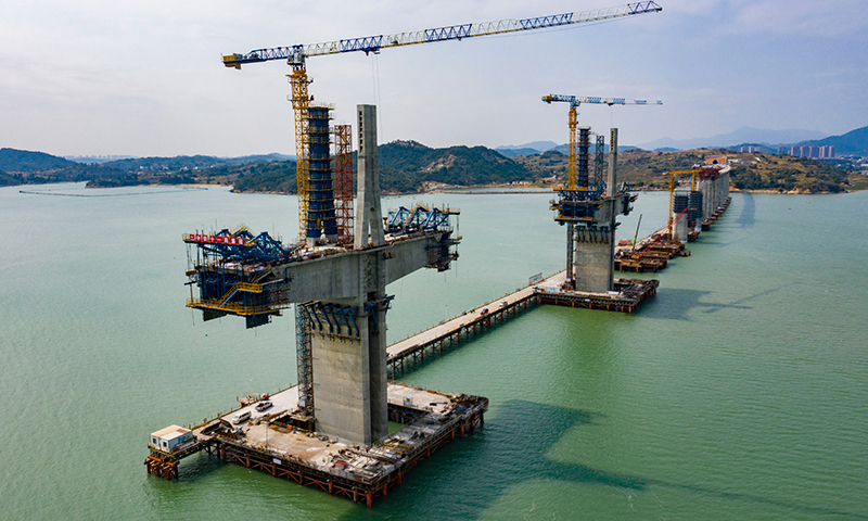 3月10日，由中鐵十一局承建的新建福（州）廈（門）鐵路湄洲灣跨海大橋主塔成功封頂。該跨海大橋位于福建省莆田市和泉州市境內，全長14.7公里，是新建福廈鐵路重點控制性工程。新建福廈鐵路是國內首條跨海高鐵，設計時速350公里。圖為新建福廈鐵路湄洲灣跨海大橋主塔施工現場。新華社發（金偉 攝）