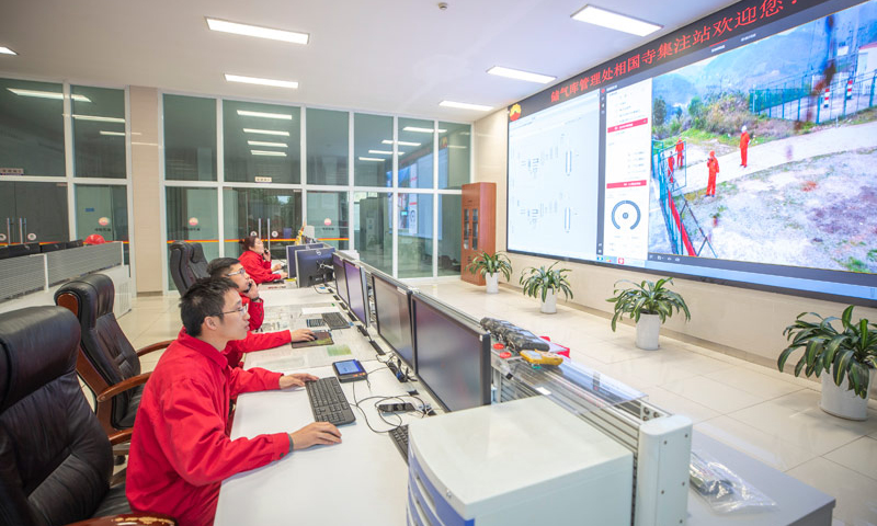 3月14日，隨著中國石油西南油氣田公司相國寺儲氣庫16口采氣井全部關井停采，相國寺儲氣庫圓滿完成了第七周期的調峰采氣保供任務。圖為3月14日，在中國石油西南油氣田公司相國寺儲氣庫總控室內，工作人員監看作業現場的情況。（新華社記者 黃偉 攝）