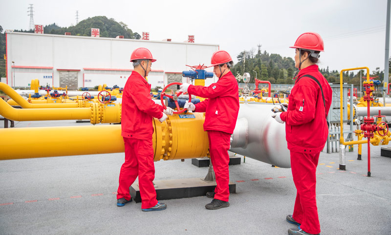 圖為3月14日，中國石油西南油氣田公司相國寺儲氣庫工作人員李洪斌（左）、文奇（中）、王秋陵在進行倒換流程作業。（新華社記者 黃偉 攝）
