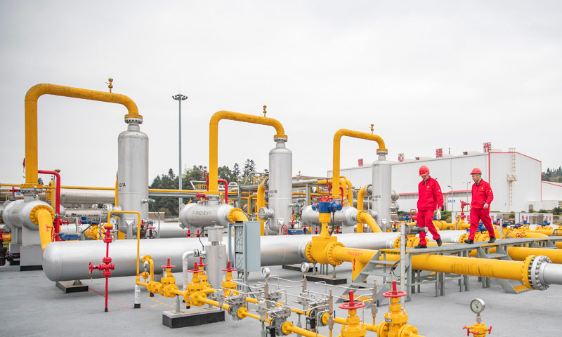 圖為3月14日，中國石油西南油氣田公司相國寺儲氣庫工作人員李洪斌（右）、文奇前往下一個作業區進行關閉閥門作業。（新華社記者 黃偉 攝）