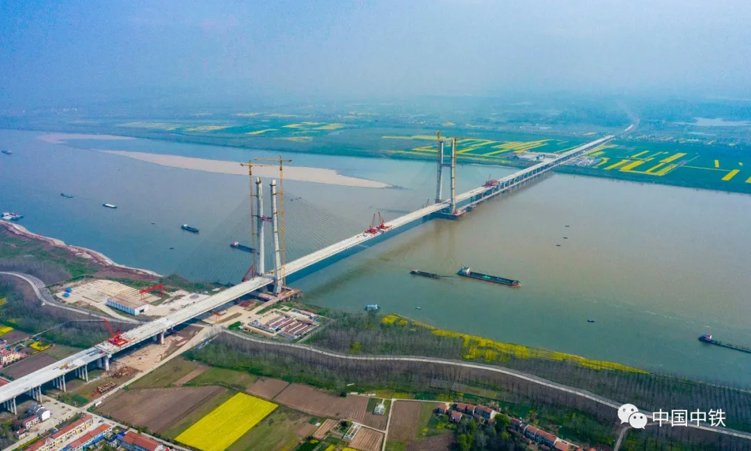 3月16日，隨著最后一塊預制混凝土橋面板吊裝完成，由中國中鐵大橋院設計、中國中鐵大橋局施工、中國中鐵工業參建的世界最大跨度結合梁斜拉橋——赤壁長江公路大橋合龍，為大橋通車奠定了堅實基礎。