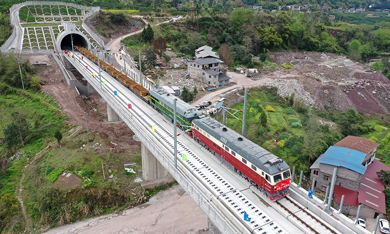 圖為3月17日，在鄭萬高鐵重慶段施工現場，鋪軌牽引車進入作業現場。（新華社記者 唐奕 攝）