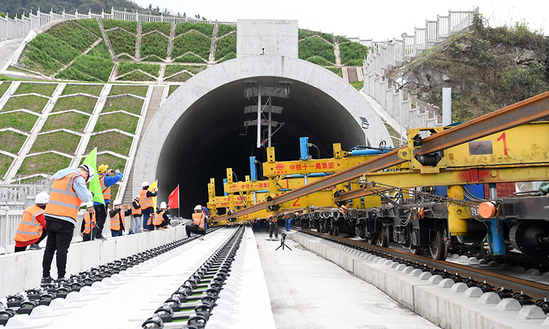 圖為3月17日，BLCP500型本鄰兩線長軌鋪設機組進行機械化跨線鋪軌作業。（新華社記者 唐奕 攝）