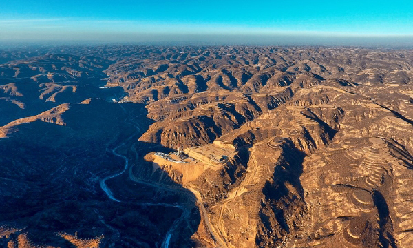 近日，中國海油宣布，經國家自然資源部審定，山西臨興氣田探明地質儲量超1010億立方米，中國海油在陸上成功發現千億方大氣田。圖為坐落于黃土高原的該氣田臨興104、105井場。