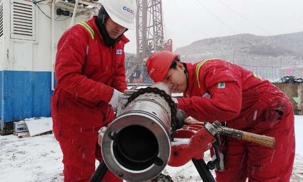 2013年，興縣獲得第一口高產氣井，項目團隊受到極大鼓舞，干勁更足。經過不斷的技術攻關，臨興氣田又逐漸發現一批高產氣井，拉開了氣田勘探大幕。圖為2020年冬天，大雪紛飛，測井人員冒著嚴寒檢查和調試入井儀器。