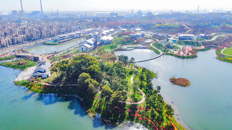 設計把握“共抓大保護、不搞大開發”的戰略導向，圍繞持續改善水質為核心，加快推進水污染治理、水生態修復和水資源保護“三水共治”原則，結合景觀與功能需求，最終打造成以桃花為主題的特色公園。