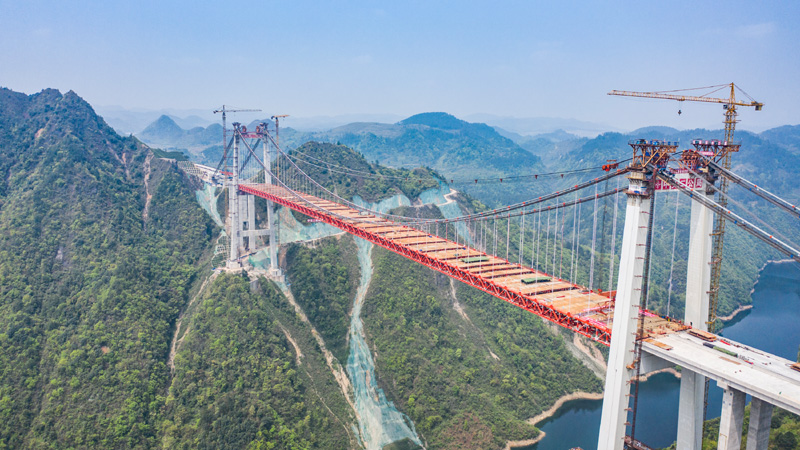 圖為3月27日拍攝的貴黃高速公路陽寶山特大橋。（新華社記者 陶亮 攝）
