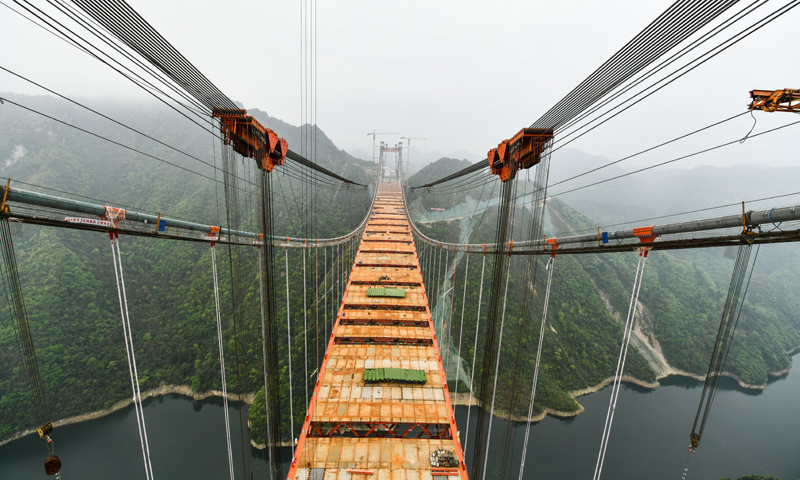 圖為3月27日拍攝的貴黃高速公路陽寶山特大橋。（新華社記者 楊文斌 攝）