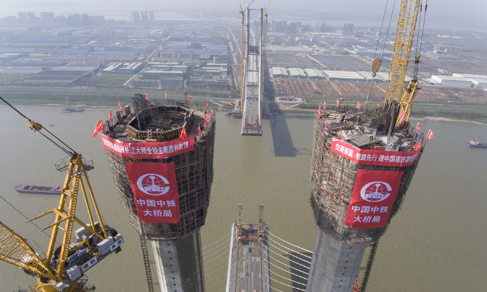 安九鐵路鳊魚洲長江大橋北側位于湖北黃梅縣，南側位于江西九江市。大橋為四線鐵路大橋，其中兩線為高鐵線，時速350公里；預留兩線為客貨線，時速200公里。