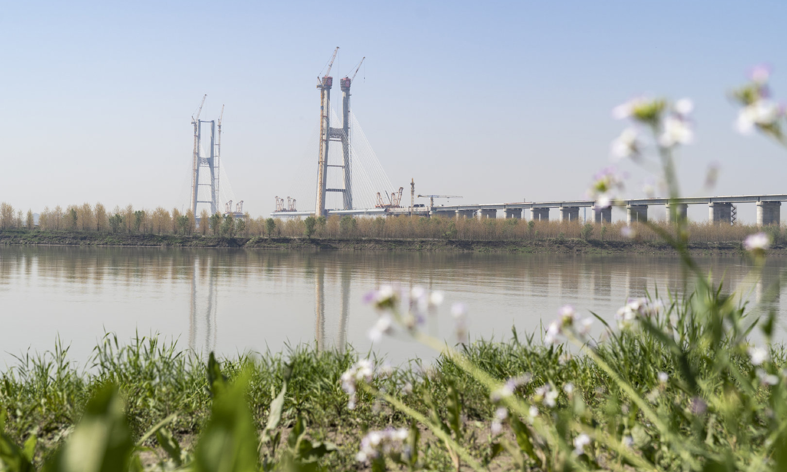 據了解，安九鐵路鳊魚洲長江大橋建成后，將為沿江經濟圈提供良好的交通基礎設施，促進“皖江經濟帶”“環鄱陽湖經濟圈”兩大區域經濟帶的建設，有助于加強沿江城市群商貿往來，推進區域共同發展。