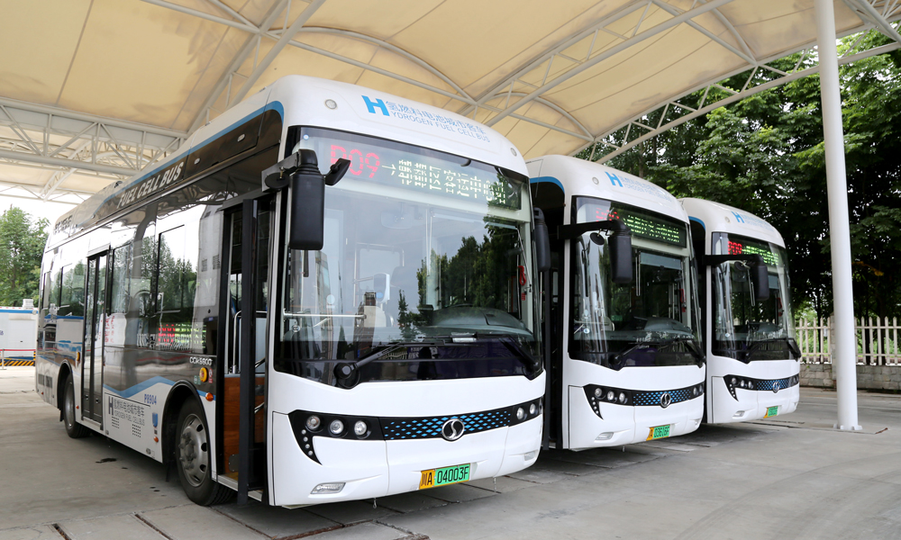 近日，在四川省成都市郫都區的氫燃料電池公交示范項目運營迎來新的里程碑，百臺搭載具有東方電氣自主知識產權的“東方芯”氫燃料電池公交車，累計載客運營里程突破了700萬公里，載客超過900萬人次，氫耗等各項指標達到業內先進水平。