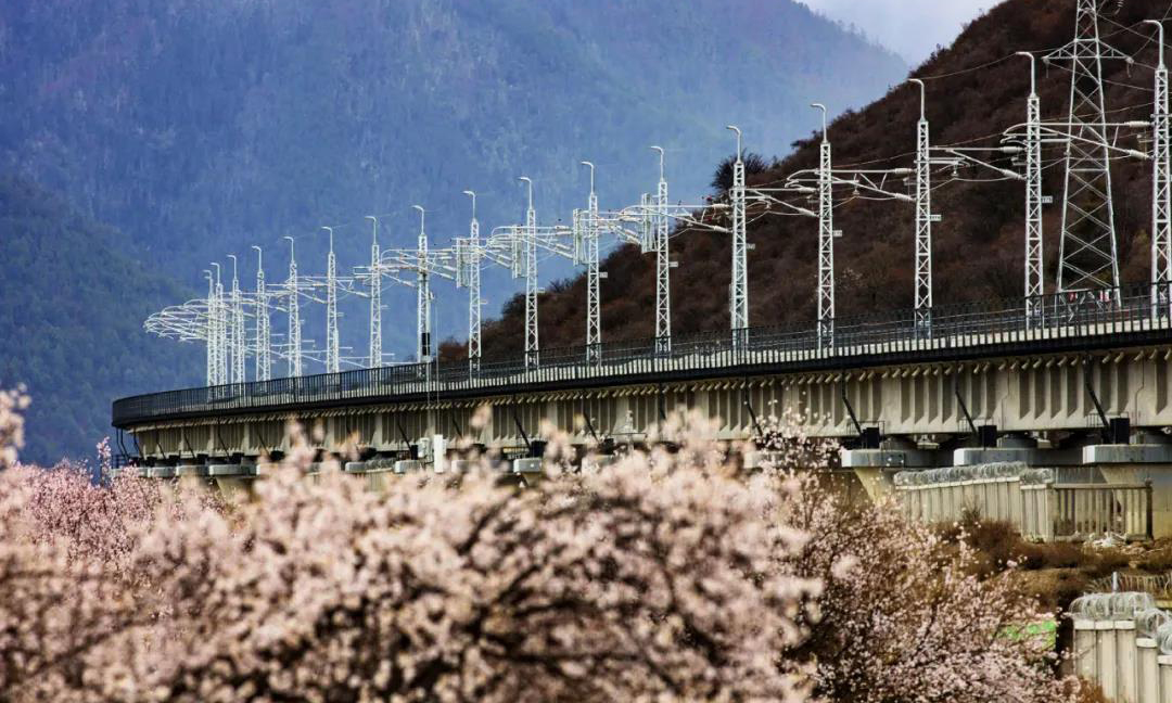 拉林鐵路建成通車后，將進一步優化和改善西藏交通路網布局，結束藏東南不通火車的歷史，為當地的經濟社會發展注入新的活力，也為川藏鐵路林芝到雅安段建設提供更加便捷的運輸通道。該鐵路采用電氣化牽引，對保護西藏的自然生態環境、促進綠色發展具有重要意義。