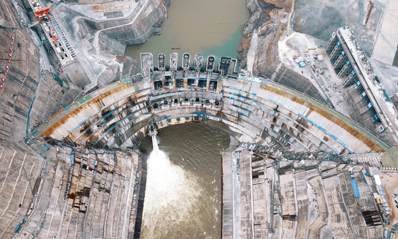 據三峽集團白鶴灘工程建設部消息，白鶴灘水電站近日正式開始蓄水。白鶴灘水電站位于云南省巧家縣和四川省寧南縣交界處的金沙江干流之上，總裝機容量1600萬千瓦。按照計劃，白鶴灘水電站將于2021年7月實現首批機組投產發電。圖為4月8日拍攝的金沙江白鶴灘水電站。新華社發（閆科任 攝）