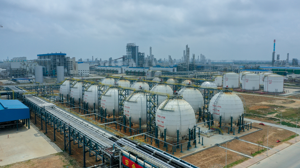 圖為丙丁烷球罐區現場。